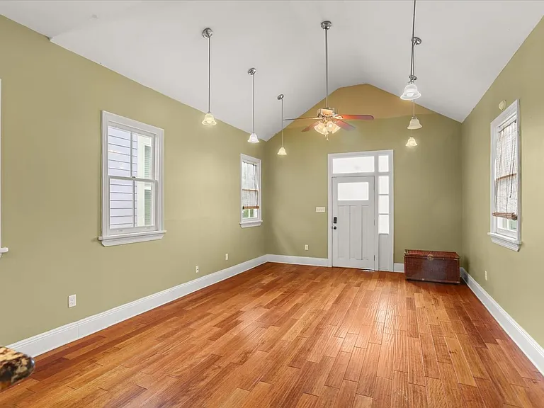 523 S Hennessey St — Photo 2