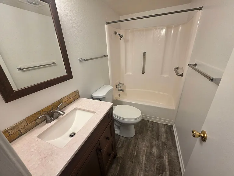 1160 Jasper Ave — Photo 10