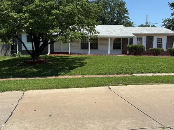 2910 Wellington Dr, Florissant, MO 63033