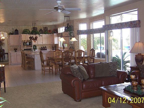 Family room & kitchen combo