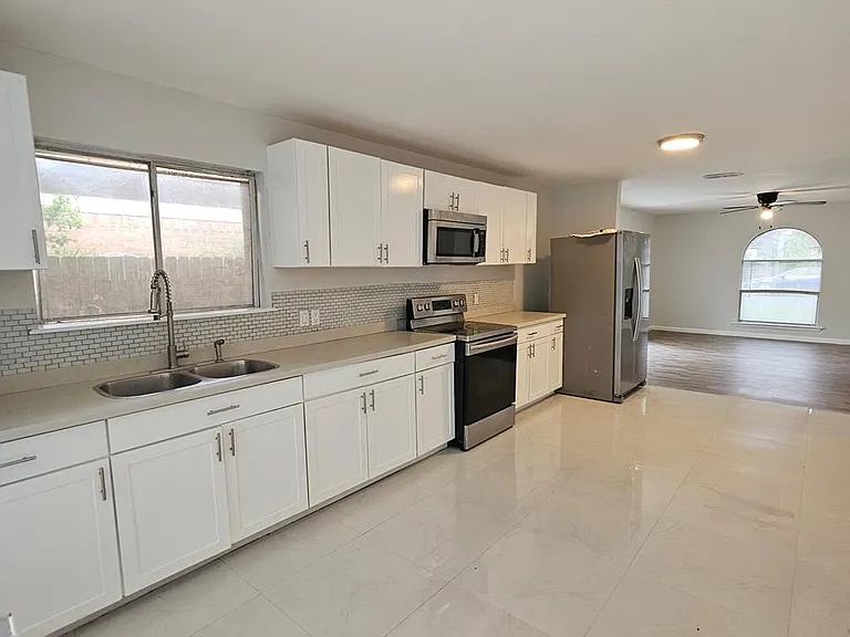 14 Laura Ln — Photo 2