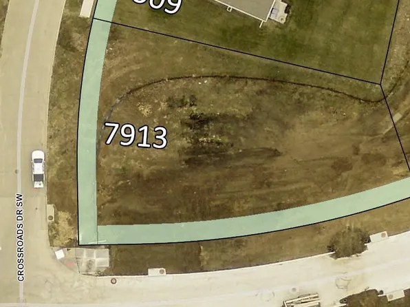 7913 Crossroads Dr SW, Cedar Rapids, IA 52404