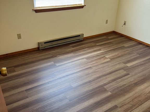 3rd image of 913 W 15th Ln #A