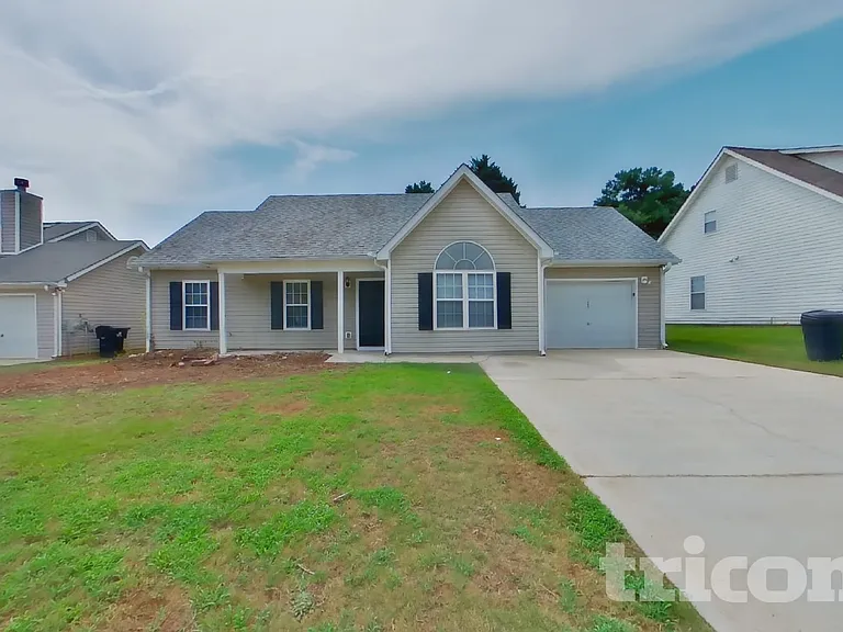 1303 N Hampton Dr — Photo 2