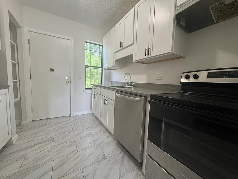 16 Townley St #J3 — Photo 5