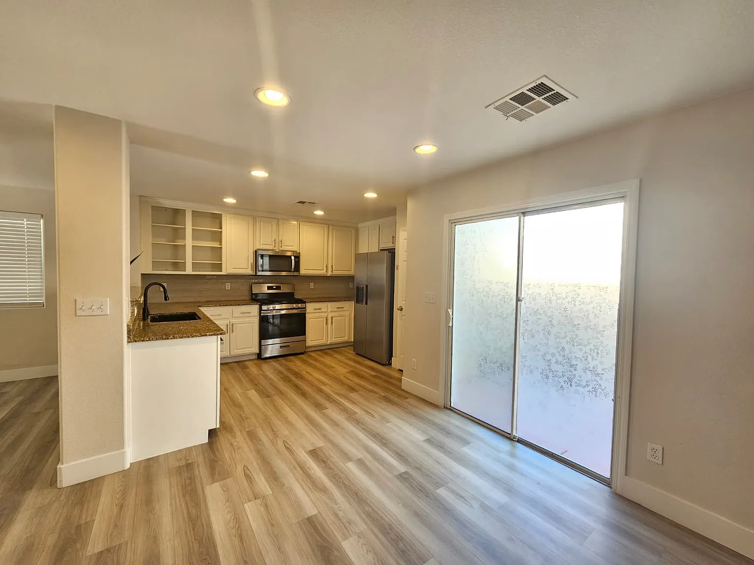 4 bed, 2.5 bath, 1956 sqft, $2,350 — Photo 4