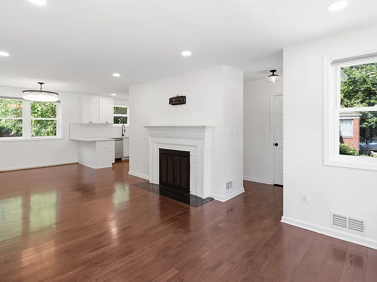 1921 Ruatan St — Photo 2