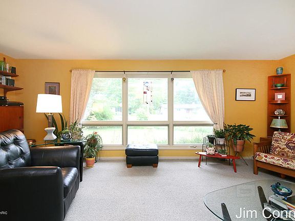 5th image of 411 Pebble Beach Dr SE