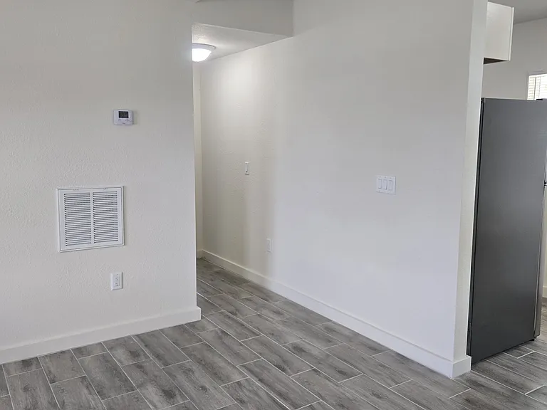21431 Holdern Ave — Photo 9