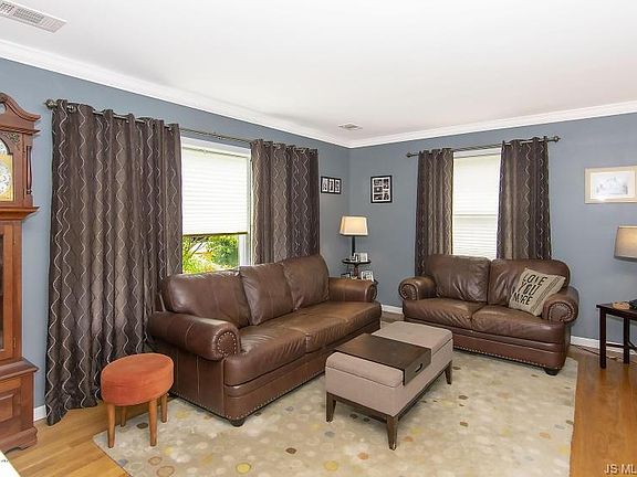 5th image of 303 Quail Hill Dr
