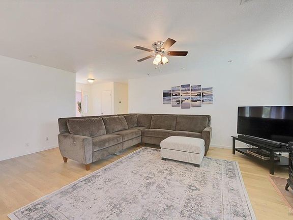 5th image of 920 Francisco Drive