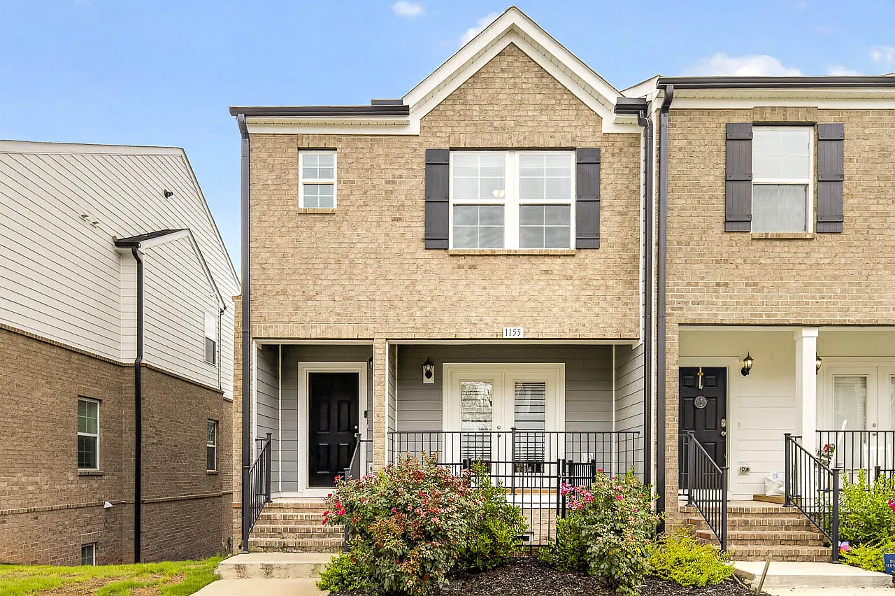 3 bed, 3.5 bath, 2337 sqft, $2,350 — Photo 1