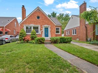 1790 Kenmore Dr, Grosse Pointe Woods, MI 48236