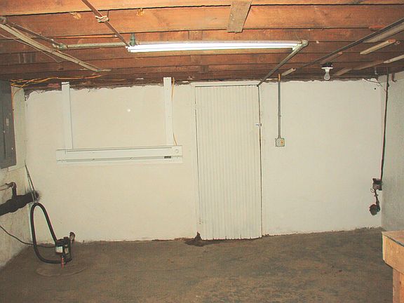 1/2 of heated basement 