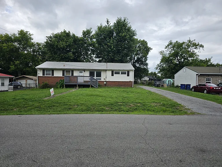 208 Chestnut Dr — Photo 1