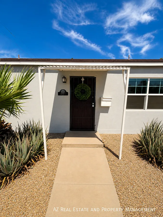 $500 deposit + One month FREE on a 13 month lease!! Stylish Central Phoenix Apartment in a Prime ... — Photo 2