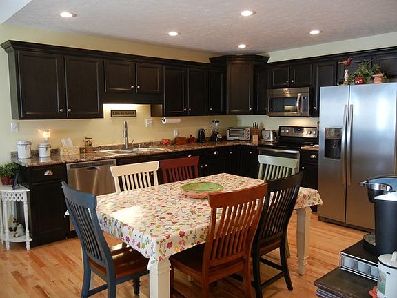 EAT-IN KITCHEN 