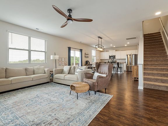 2nd image of 905 Aberdeen Ct