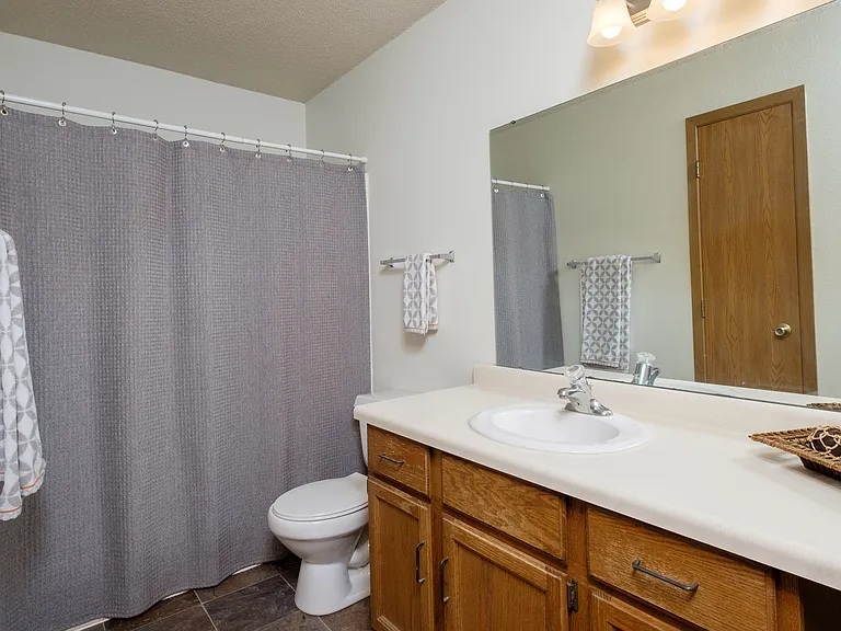 Fargo, ND Flickertail Apartments | Bathroom