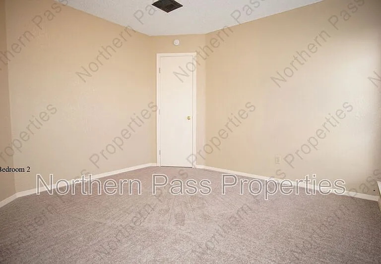 637 Woodcrest Ln — Photo 14