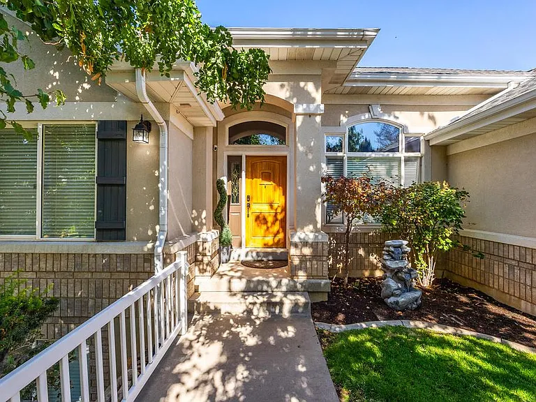 1003 E Fairway Dr — Photo 2