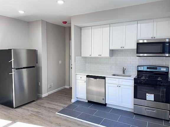 2nd image of 160 Vroom St APT 1