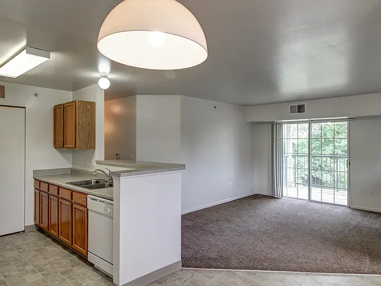 Emerald Park Apartments — Photo 24
