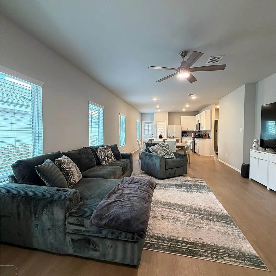 3 bed, 2.0 bath, 2307 sqft, $2,100 — Photo 3