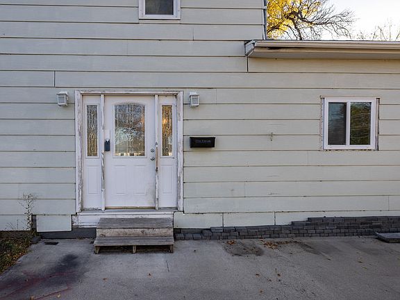 4th image of 222 6th St NE