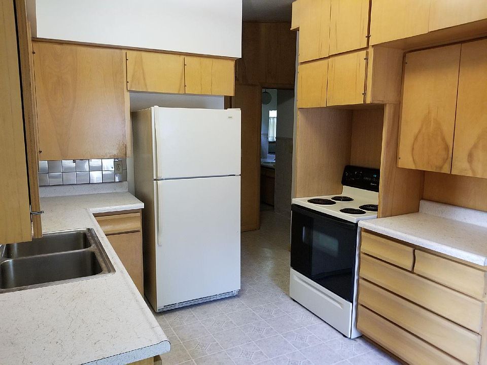 2nd image of 112 E Congress St