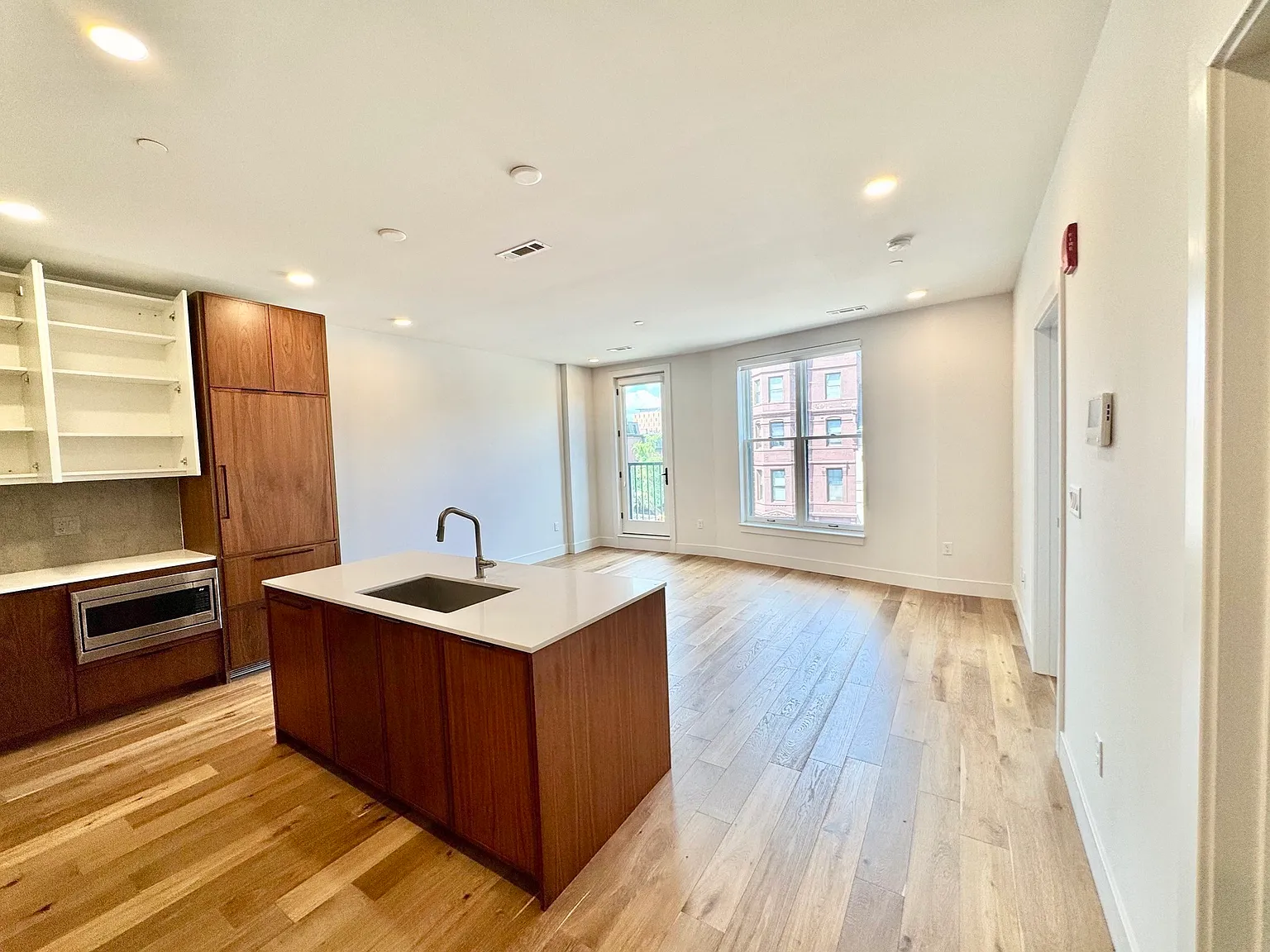 1 bed, 1.0 bath, 888 sqft, $4,400 — Photo 3