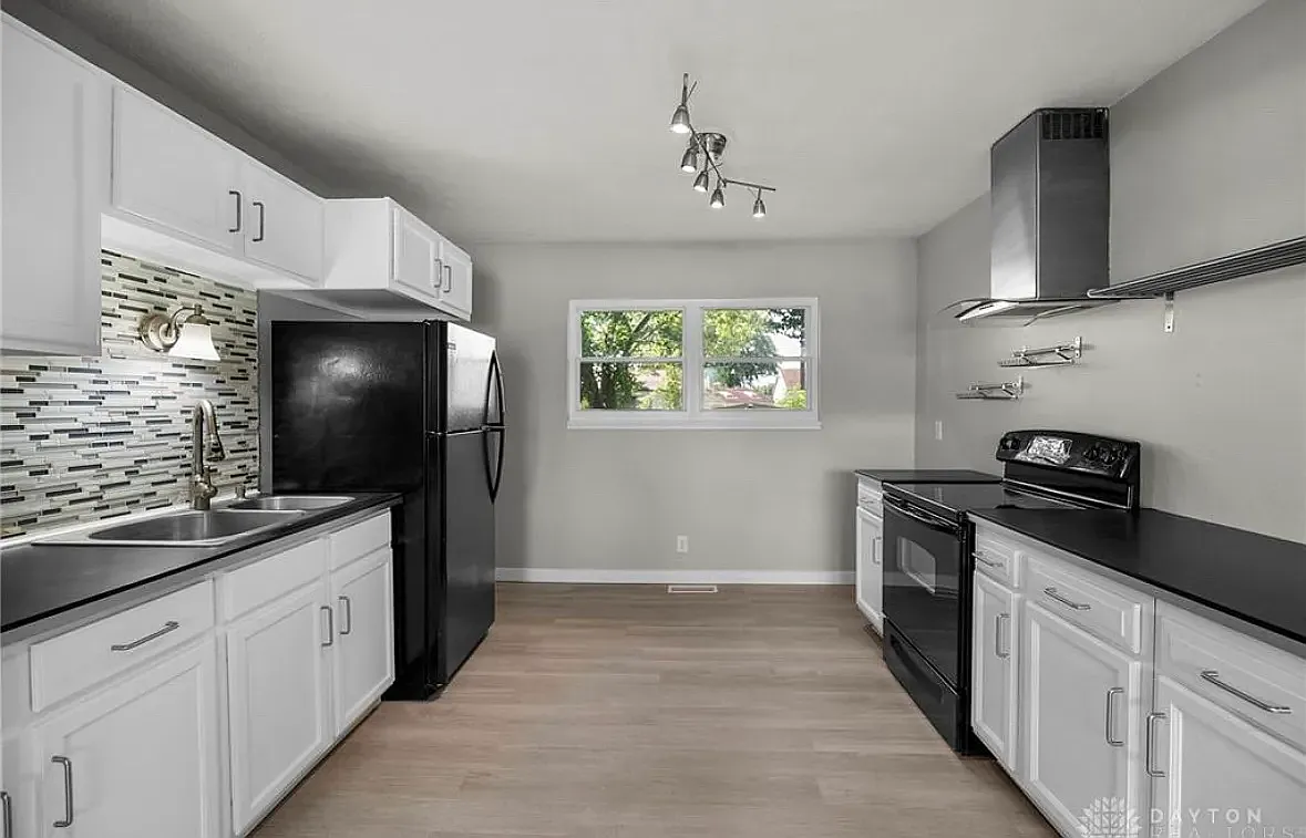 3 bed, 925 sqft, $1,700 — Photo 3