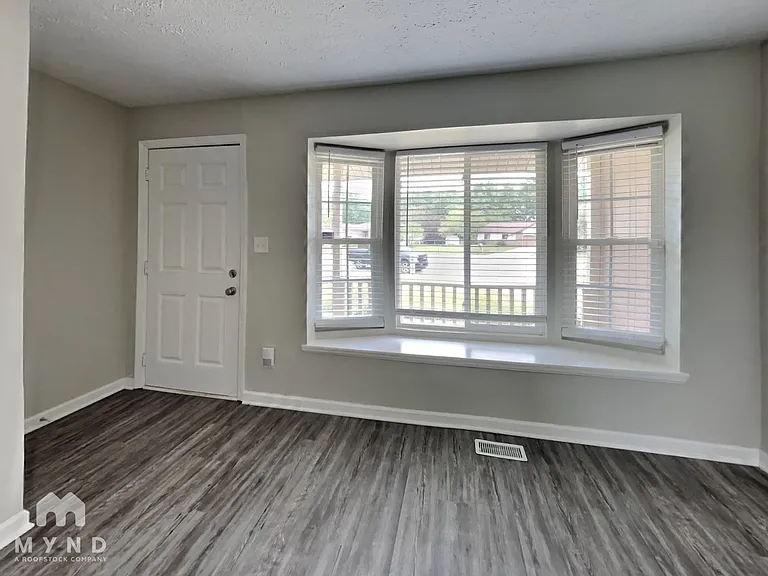 8212 Autumn Mill Ln — Photo 4