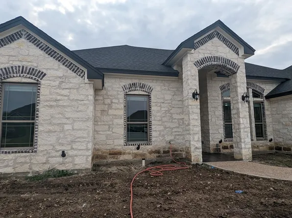 805 N Navajo Trl, Mc Gregor, TX 76657