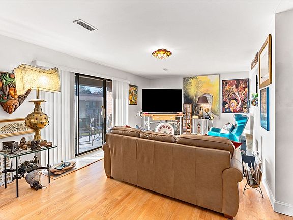 3rd image of 221 Oak St APT 4-31