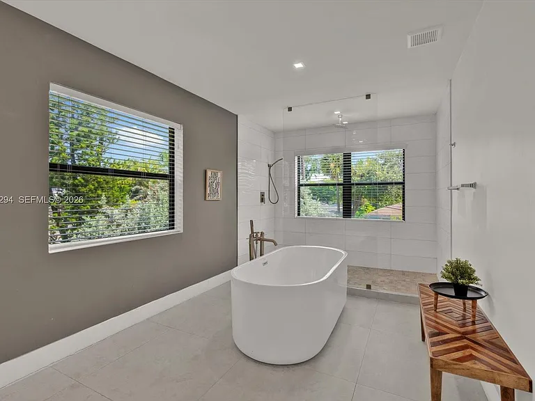 808 SW 29th St — Photo 9