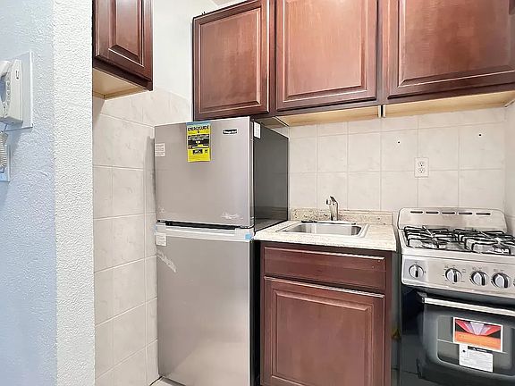 5th image of 340 E 83rd St APT 4D