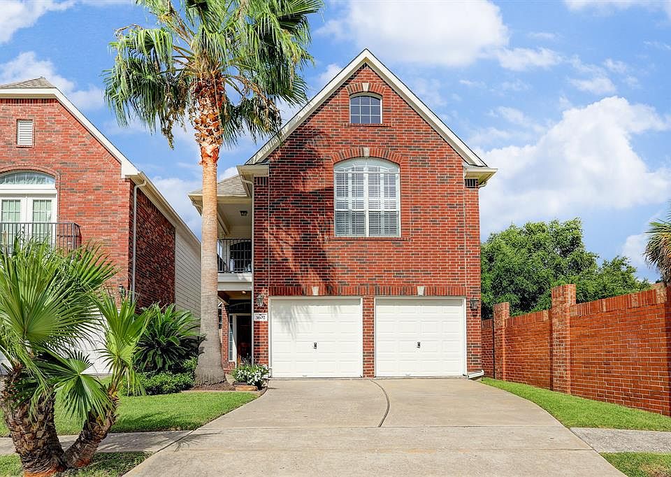 Absolutely beautiful home with a prime location in the heart of Westchase! Minutes away from Beltway 8, 10 minutes from City Centre, less than 10 minutes to Terry Hershey Park, easy access to 59 and I-10!