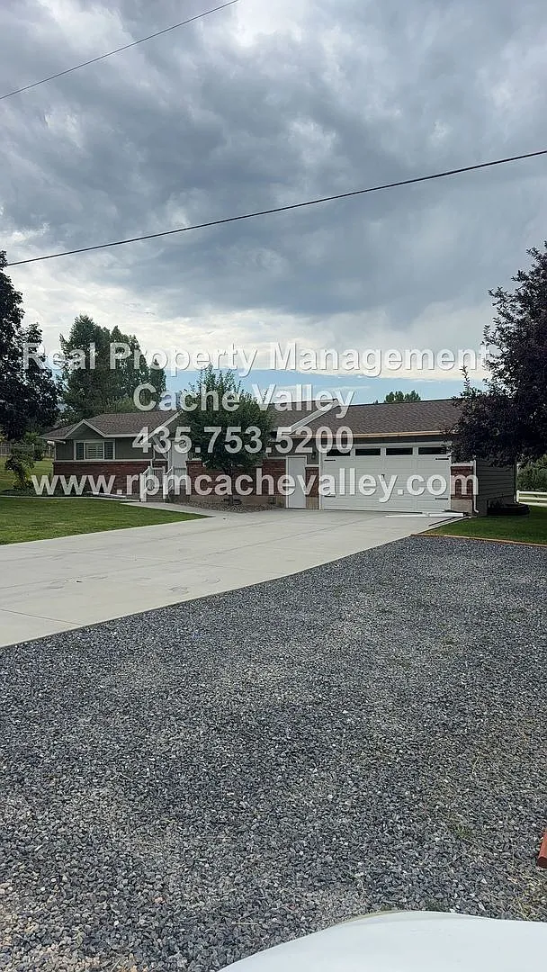 Stunning 4 Bed house in Hyde Park! Available mid August — Photo 1