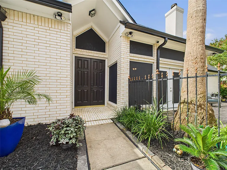 203 Las Brisas St — Photo 37