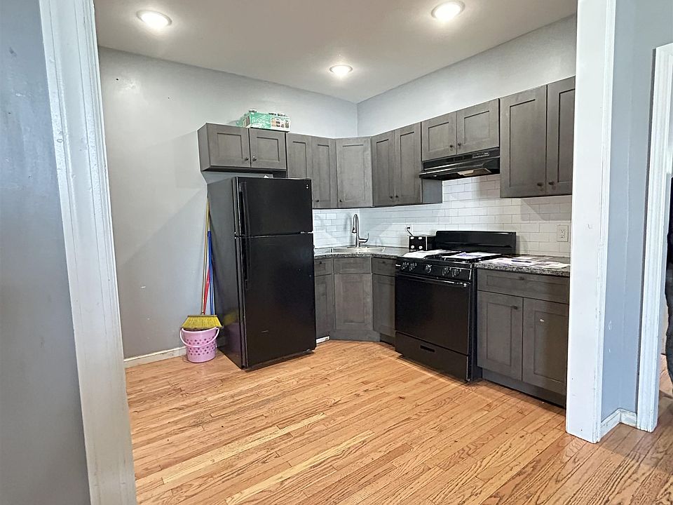 2nd image of 5 Vreeland Pl
