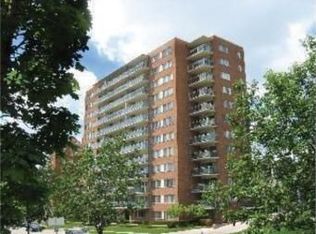 4740 Roanoke #403 Pkwy, Kansas City, MO 64112