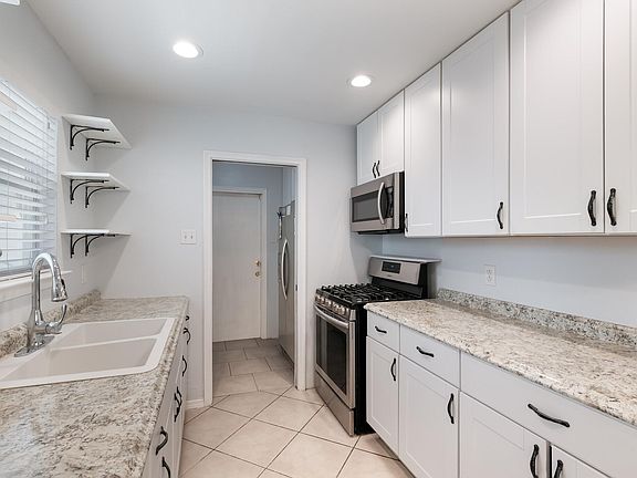 4th image of 106 Lake Valley St