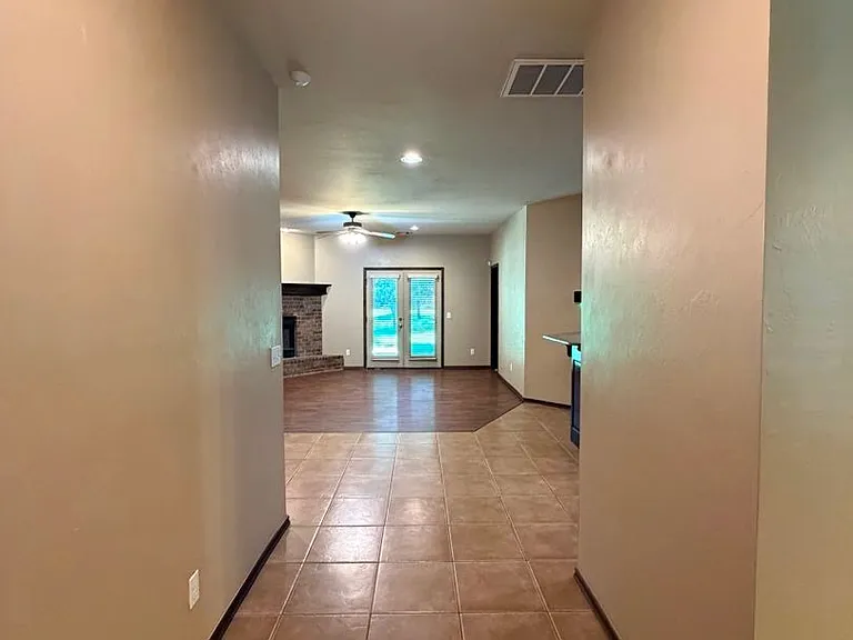 1060 Lost Oak Dr — Photo 3