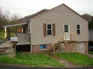 907 Farley Ave, Mullens, WV 25882