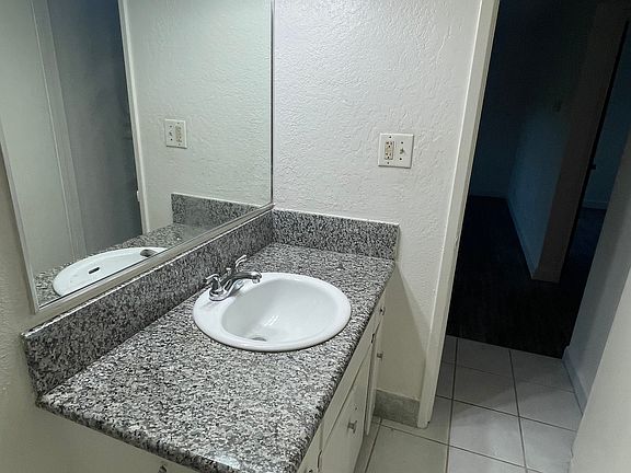 4th image of 3940 N Fruit Ave APT B