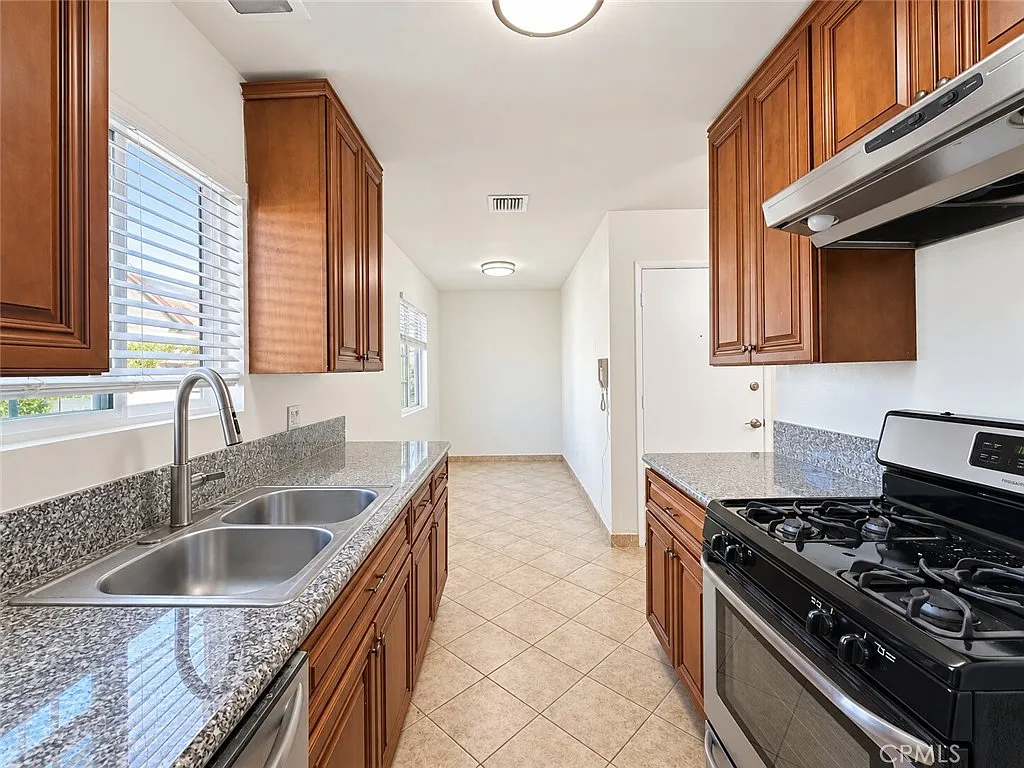 2 bed, 950 sqft, $2,695 — Photo 4