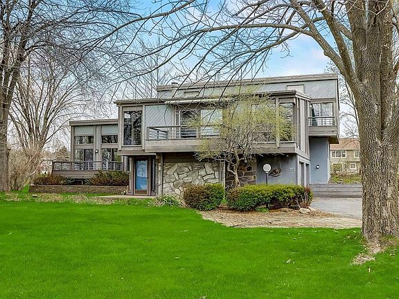 3rd image of 208 Lac La Belle Dr