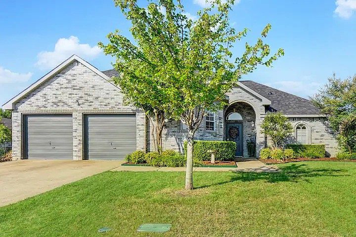 1st image of 207 Woodcreek Dr