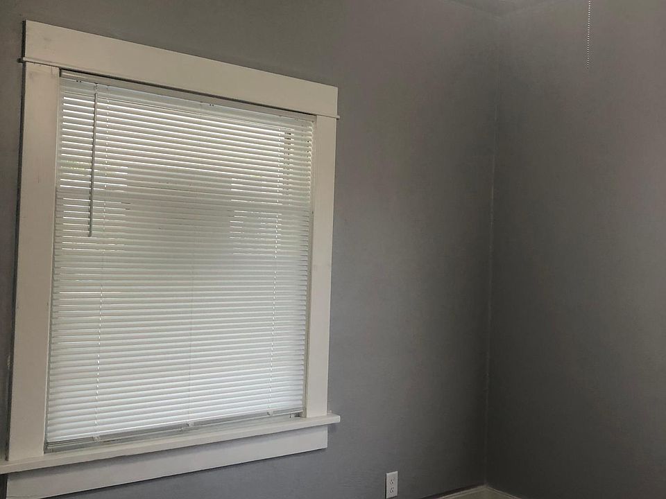 MBR New Paint, Carpet, & Blinds